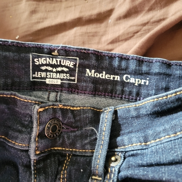 Signature by Levi Strauss & Co. Gold Label Women's Mid-Rise Slim Fit Capris - Picture 3 of 14